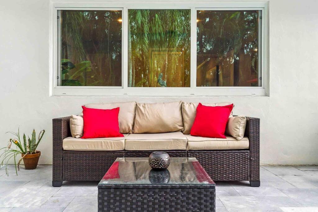 Private Oasis With Pool Near Beaches, Dining & Las Olas Форт-Лодердейл Экстерьер фото